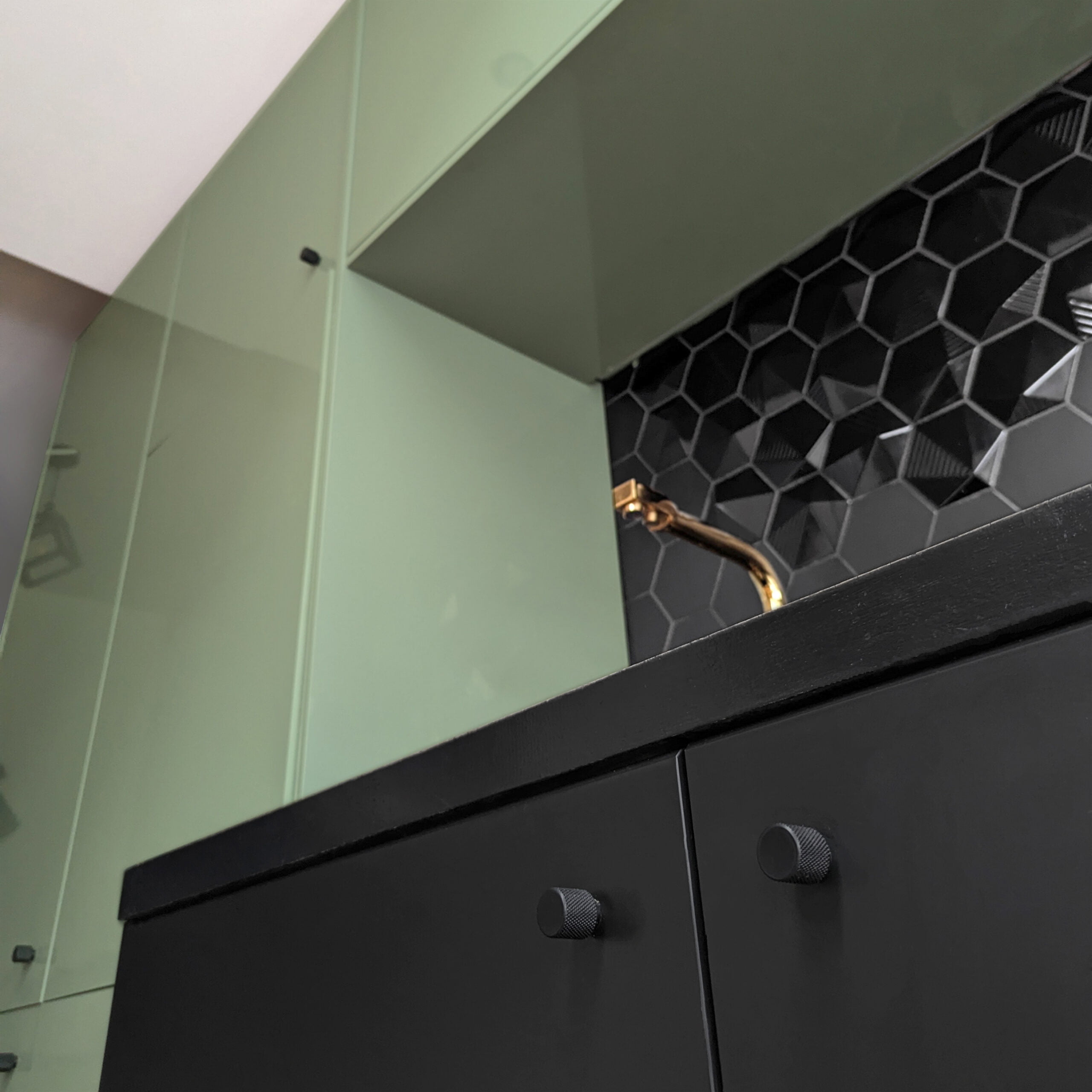 SAGE-kitchen-black-and-sage-photo-interior-trends-2020-square-PGPstudio
