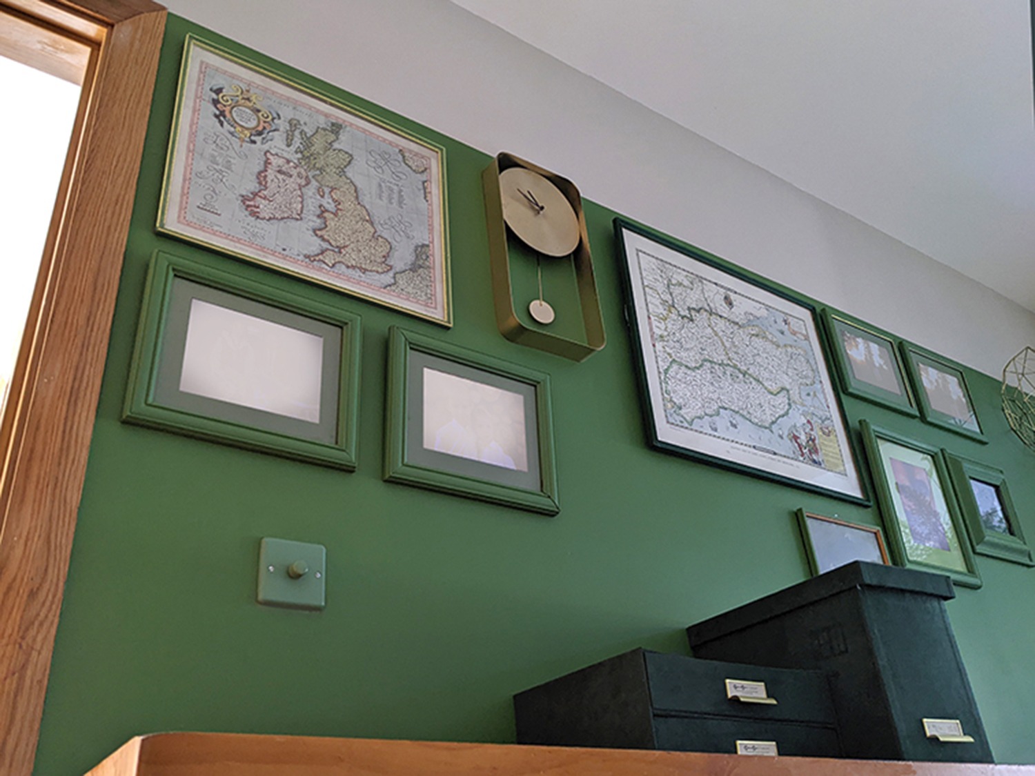 green-room-collage-walls-interior-design-trends-2022-PGPstudio Green wall with green picture frames