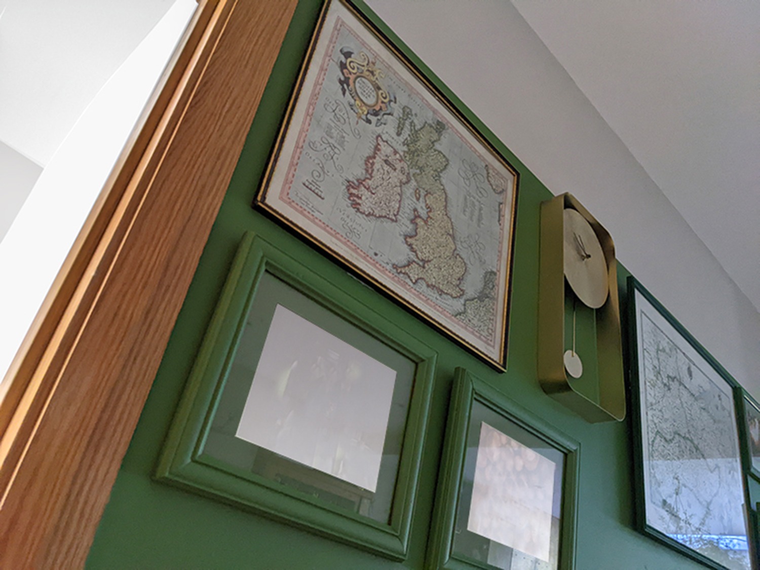 green-room-frames-interior-design-trends-2022-PGPstudio Living room and picture frames painted green