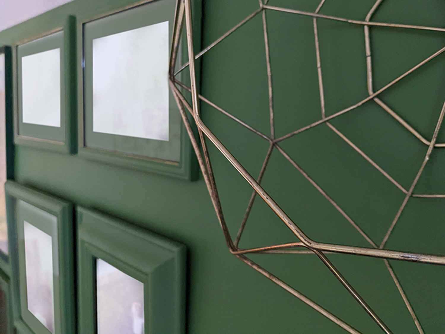green-room-gold-interior-design-trends-2022-PGPstudio Gold element on a green wall
